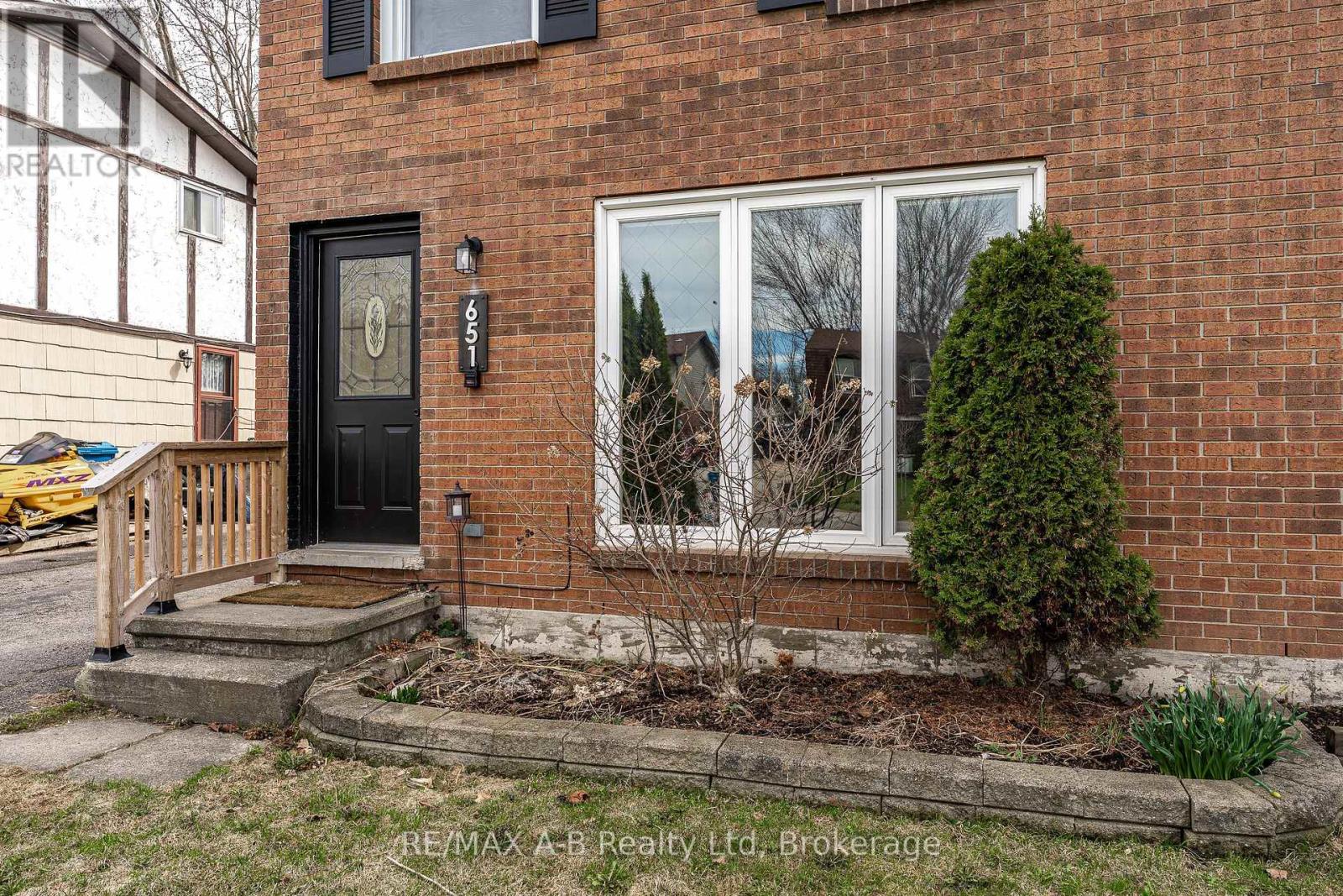651 Devon Street, Stratford, Ontario  N4Z 1A5 - Photo 4 - X12895614