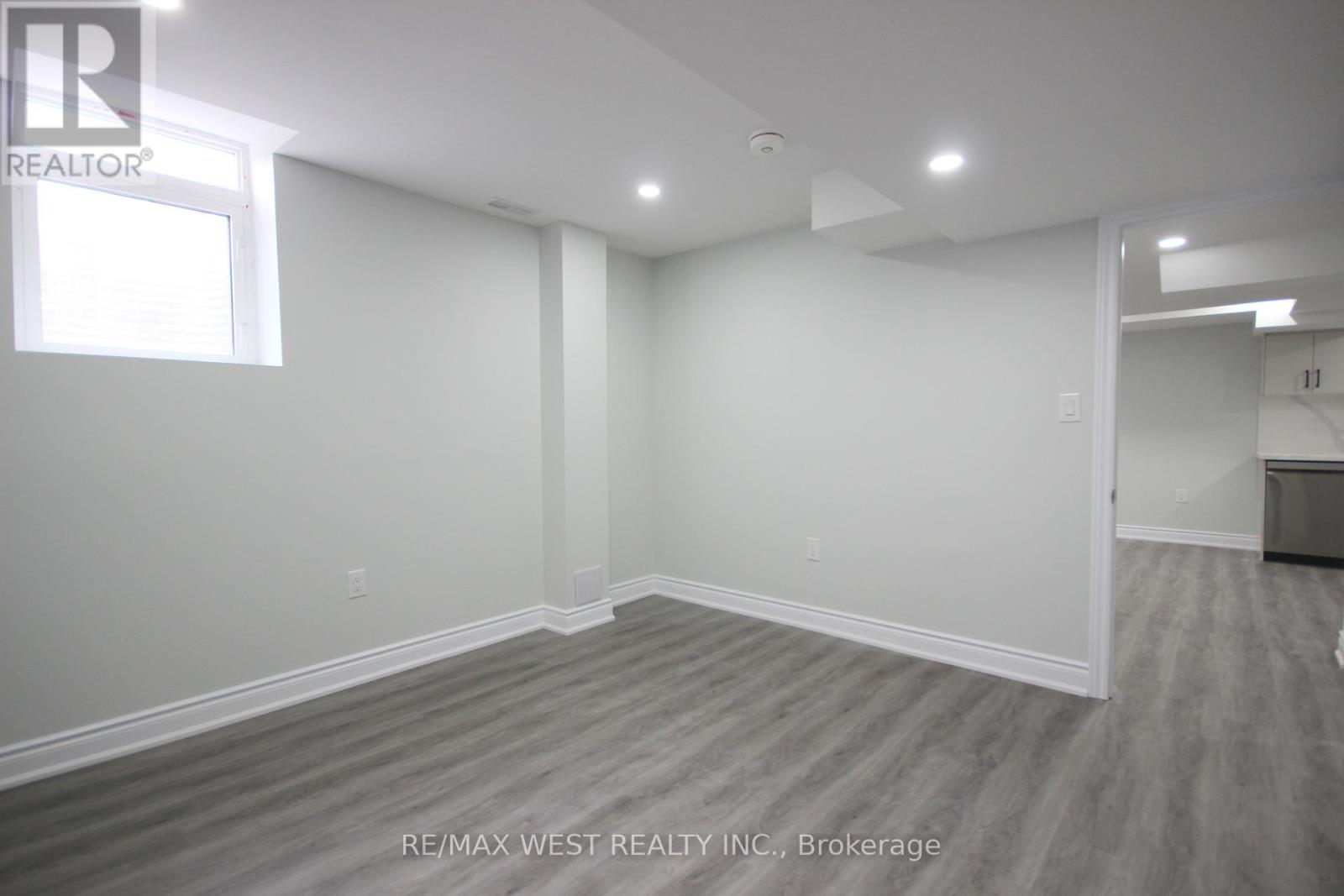 Bsmt - 152 The Queensway, Barrie, Ontario  L4M 0B5 - Photo 14 - S12998770