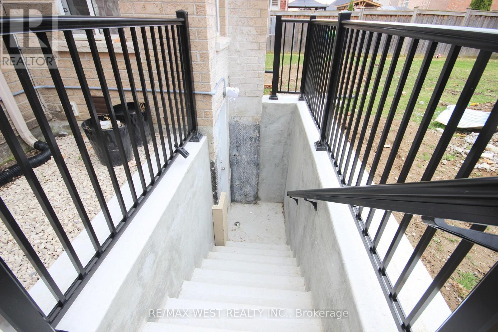 Bsmt - 152 The Queensway, Barrie, Ontario  L4M 0B5 - Photo 2 - S12998770