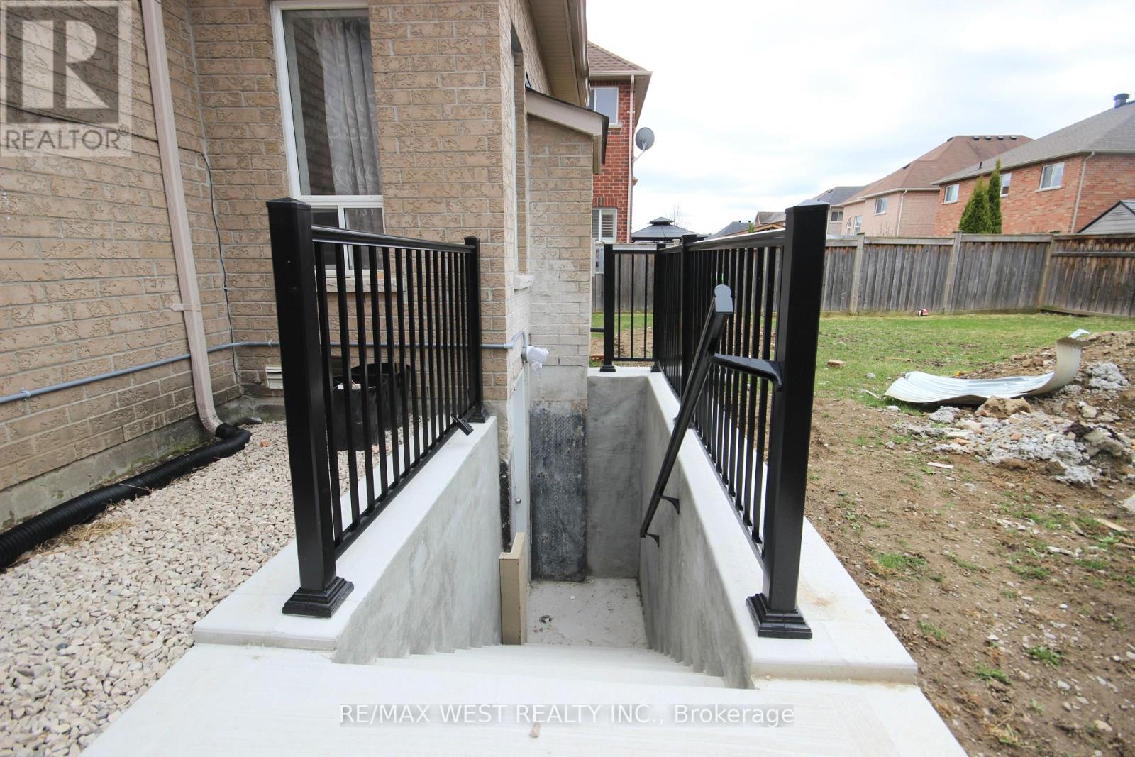 Bsmt - 152 The Queensway, Barrie, Ontario  L4M 0B5 - Photo 3 - S12998770