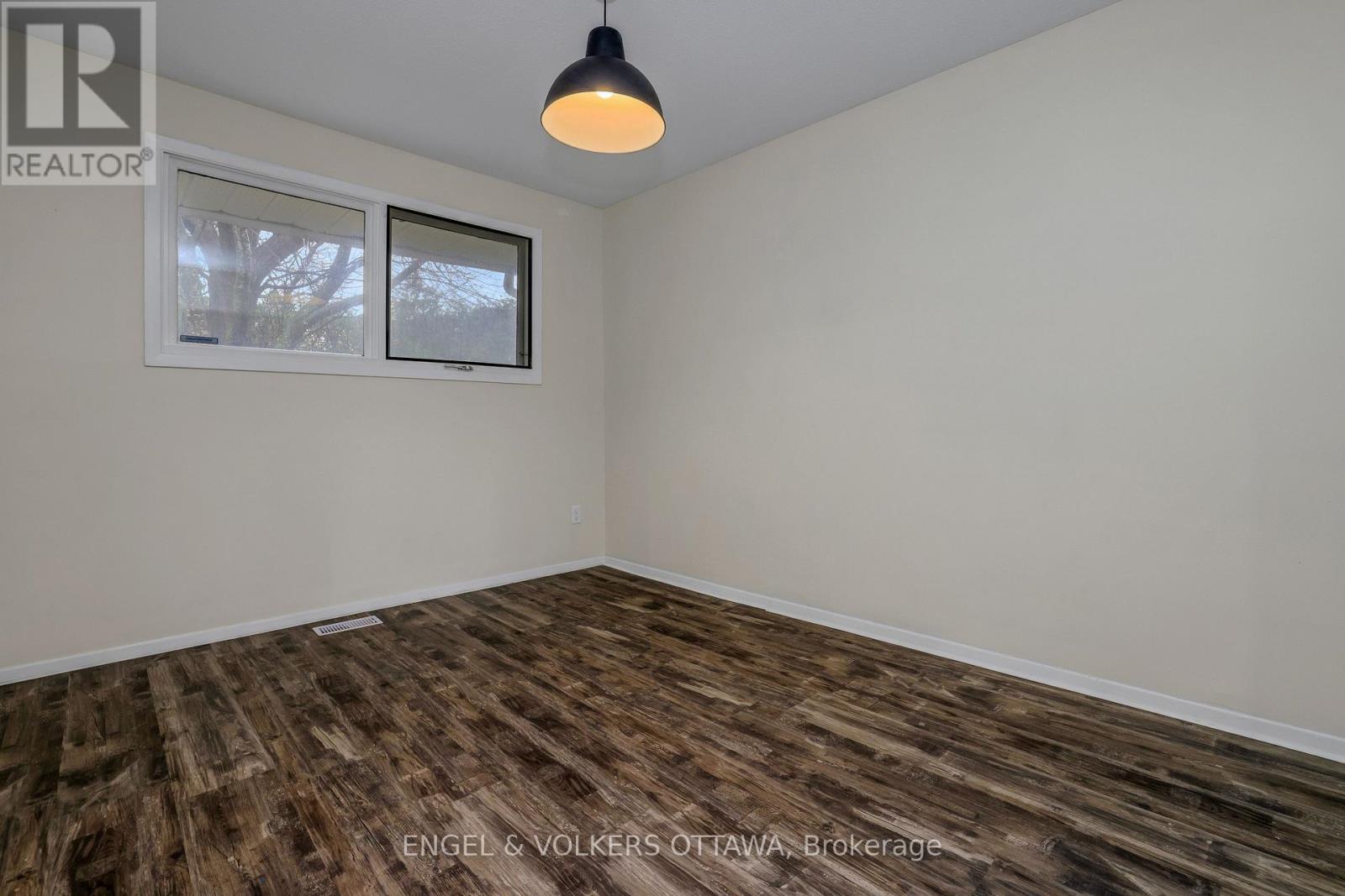 20 Meadowbank Drive, Ottawa, Ontario K2G 0N9 - Photo 10 - X12999230