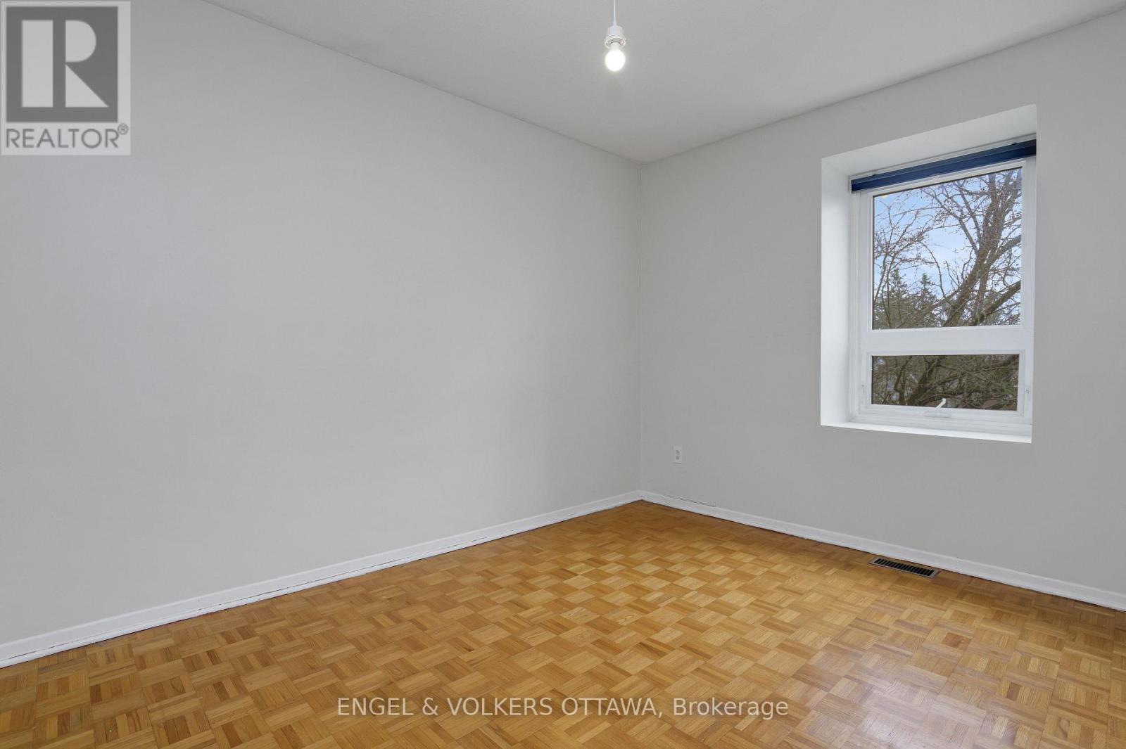 20 Meadowbank Drive, Ottawa, Ontario K2G 0N9 - Photo 24 - X12999230