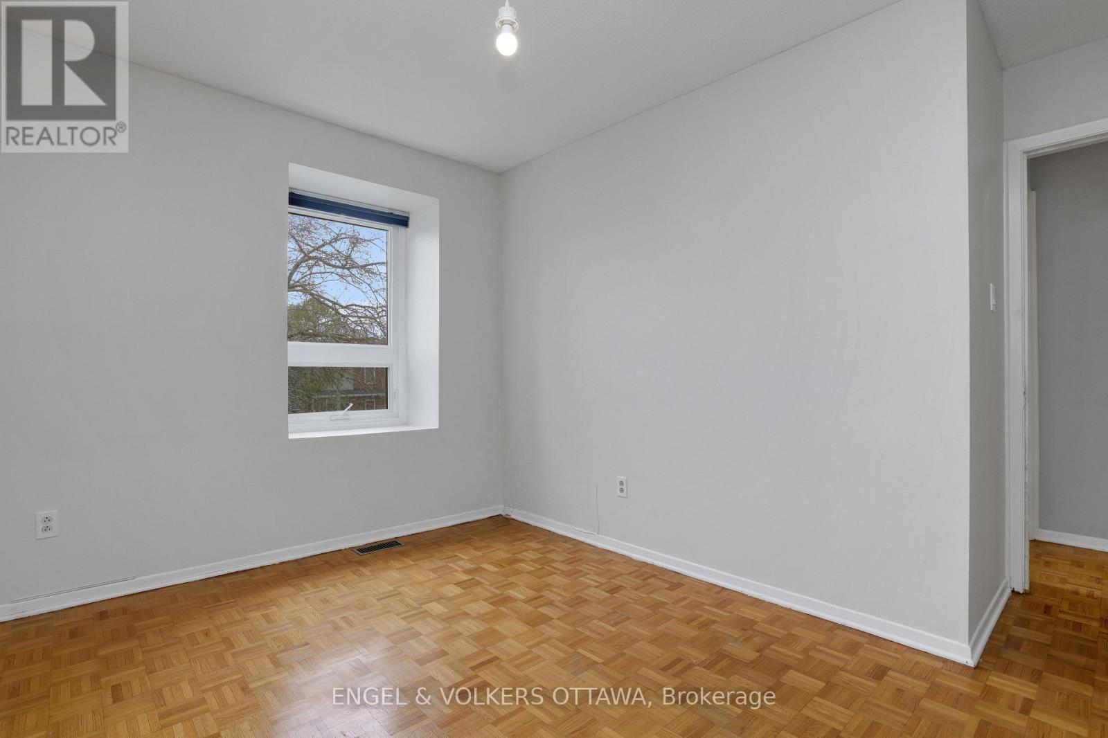 20 Meadowbank Drive, Ottawa, Ontario K2G 0N9 - Photo 25 - X12999230