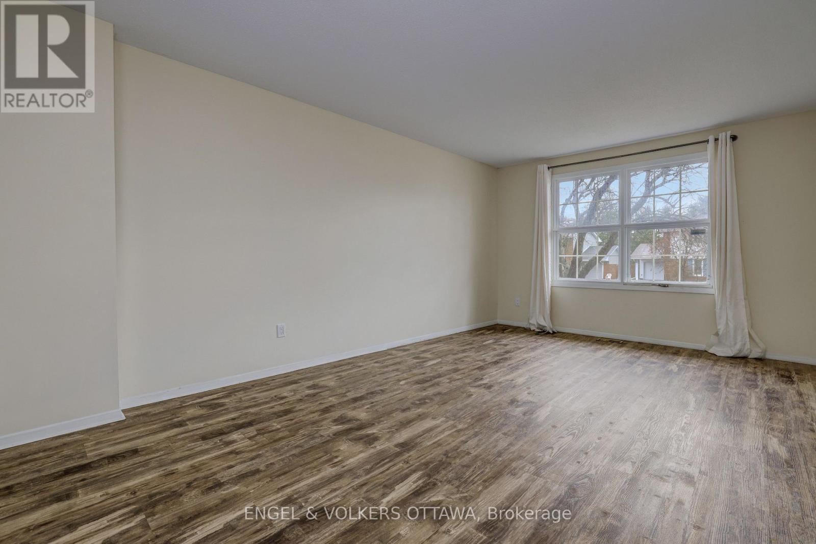 20 Meadowbank Drive, Ottawa, Ontario K2G 0N9 - Photo 6 - X12999230