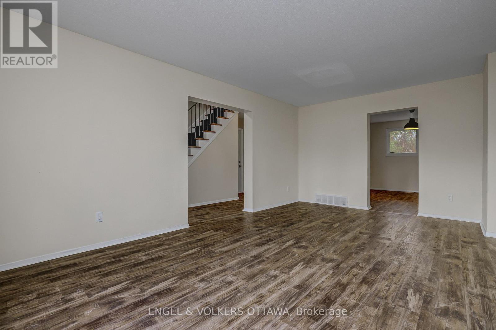 20 Meadowbank Drive, Ottawa, Ontario K2G 0N9 - Photo 8 - X12999230