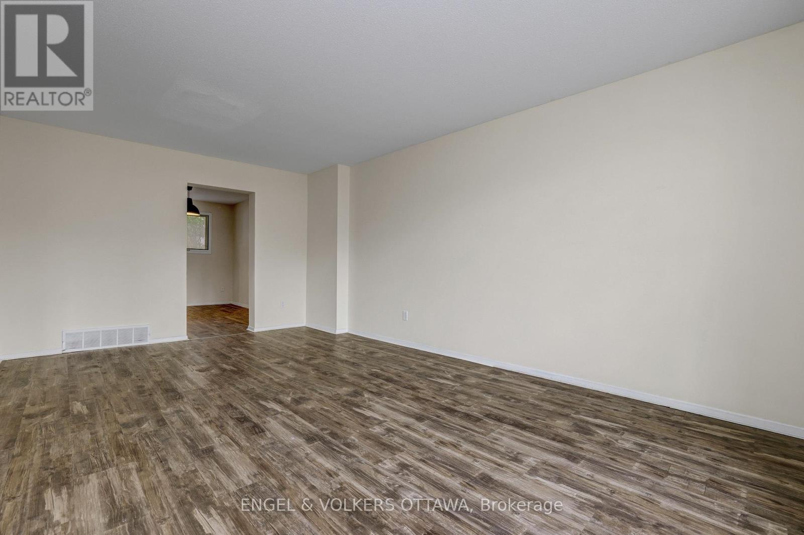 20 Meadowbank Drive, Ottawa, Ontario K2G 0N9 - Photo 9 - X12999230