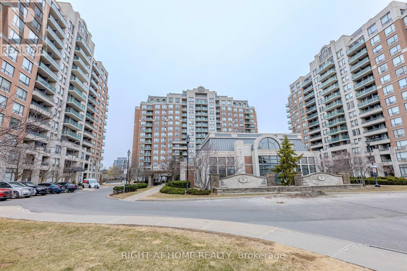 801 - 330 Red Maple Road, Richmond Hill, Ontario L4C 0T6 - Photo 2 - N12999248