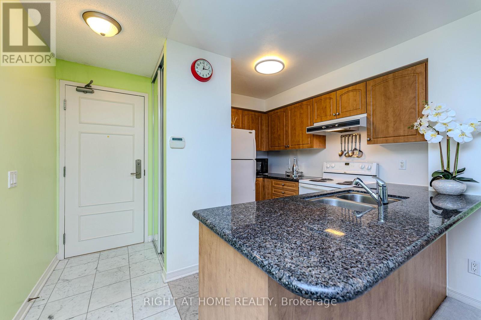 801 - 330 Red Maple Road, Richmond Hill, Ontario L4C 0T6 - Photo 6 - N12999248