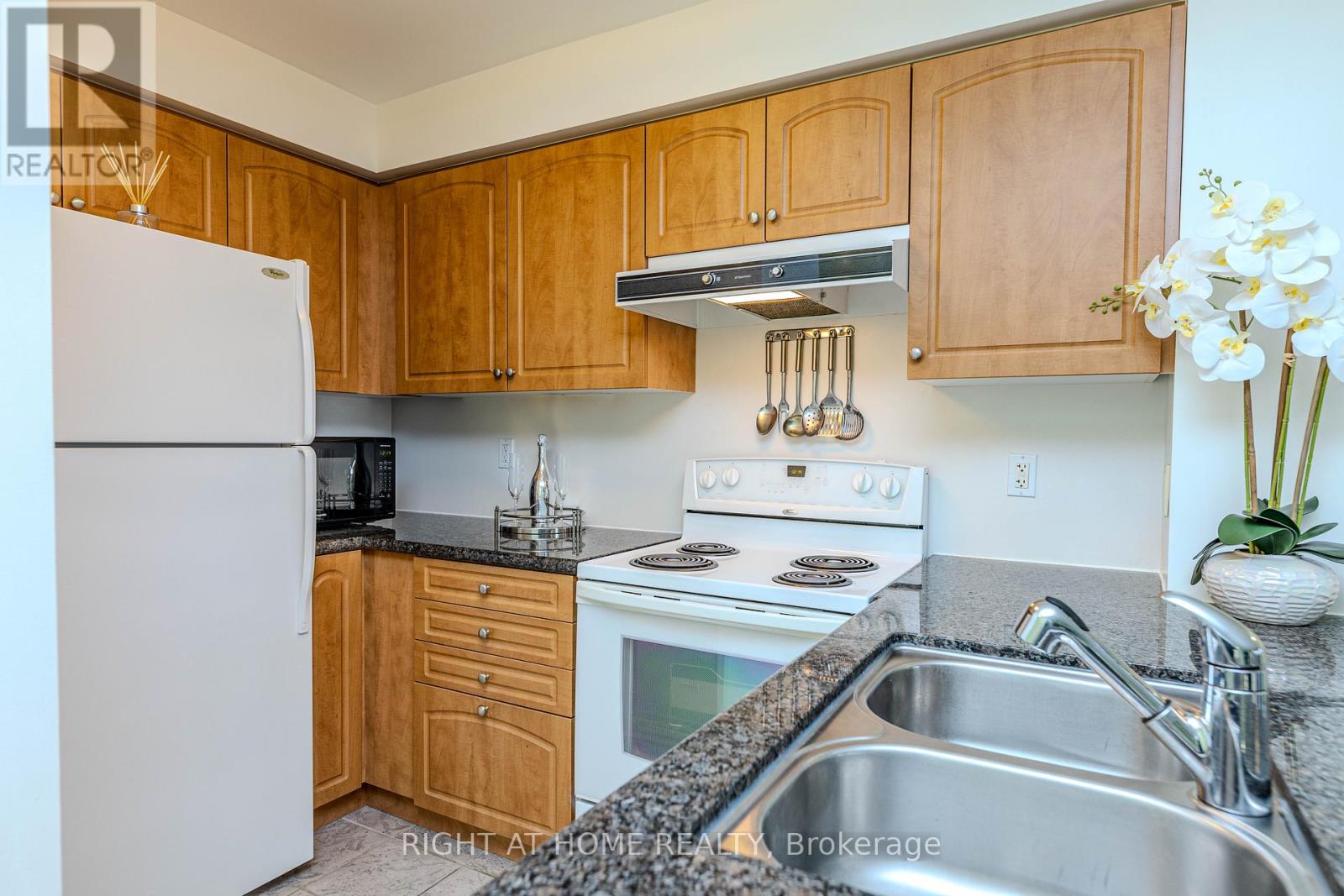 801 - 330 Red Maple Road, Richmond Hill, Ontario L4C 0T6 - Photo 7 - N12999248