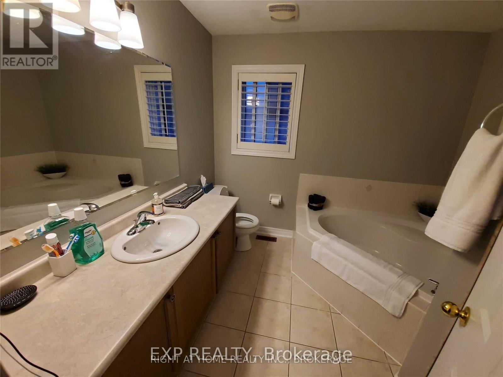 69 Fallstar(Upper Only) Crescent, Brampton, Ontario  L7A 2J7 - Photo 10 - W12999256