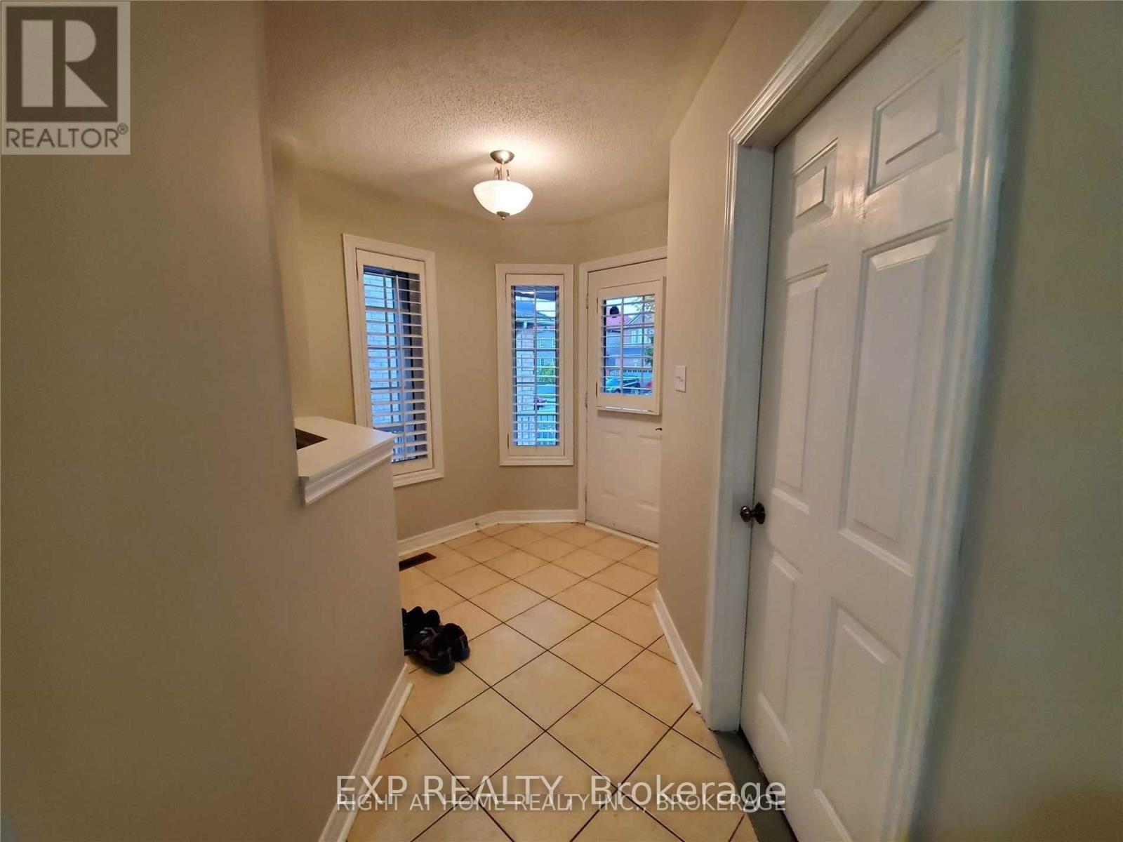 69 Fallstar(Upper Only) Crescent, Brampton, Ontario  L7A 2J7 - Photo 2 - W12999256