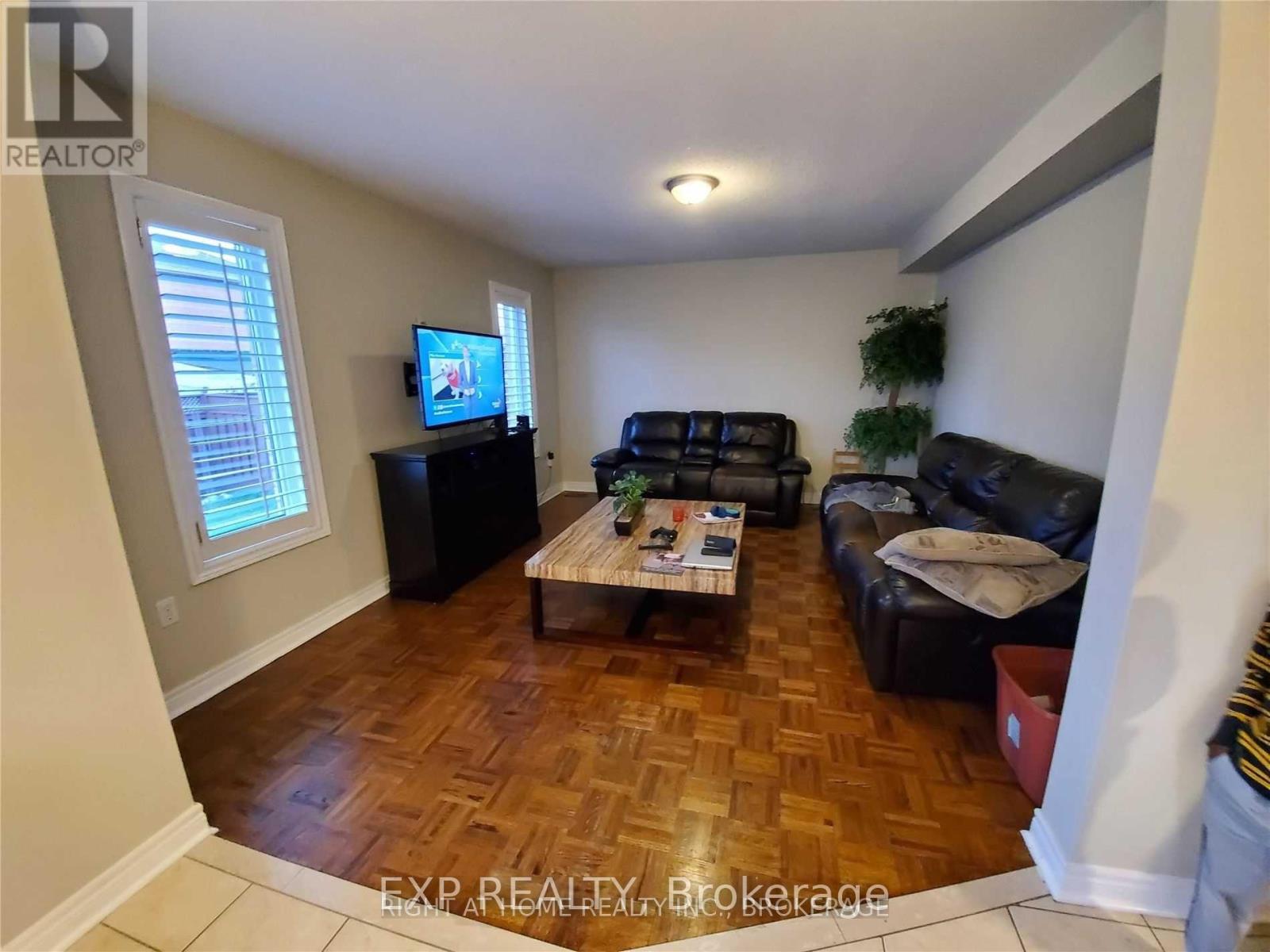 69 Fallstar(Upper Only) Crescent, Brampton, Ontario  L7A 2J7 - Photo 5 - W12999256