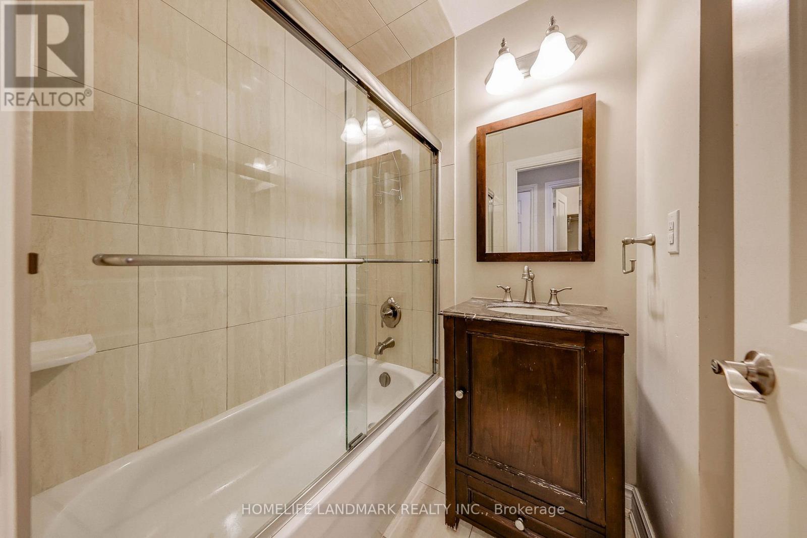 38 Misty Crescent, Toronto, Ontario  M3B 1T3 - Photo 24 - C12999278