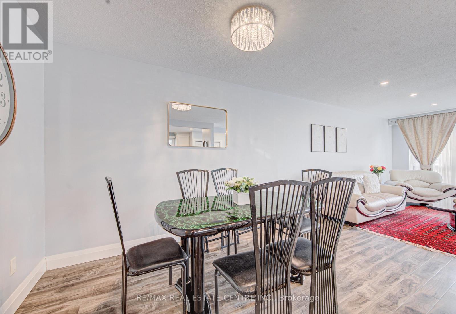 141 Mooregate Crescent, Kitchener, Ontario  N2M 2E9 - Photo 10 - X12999284