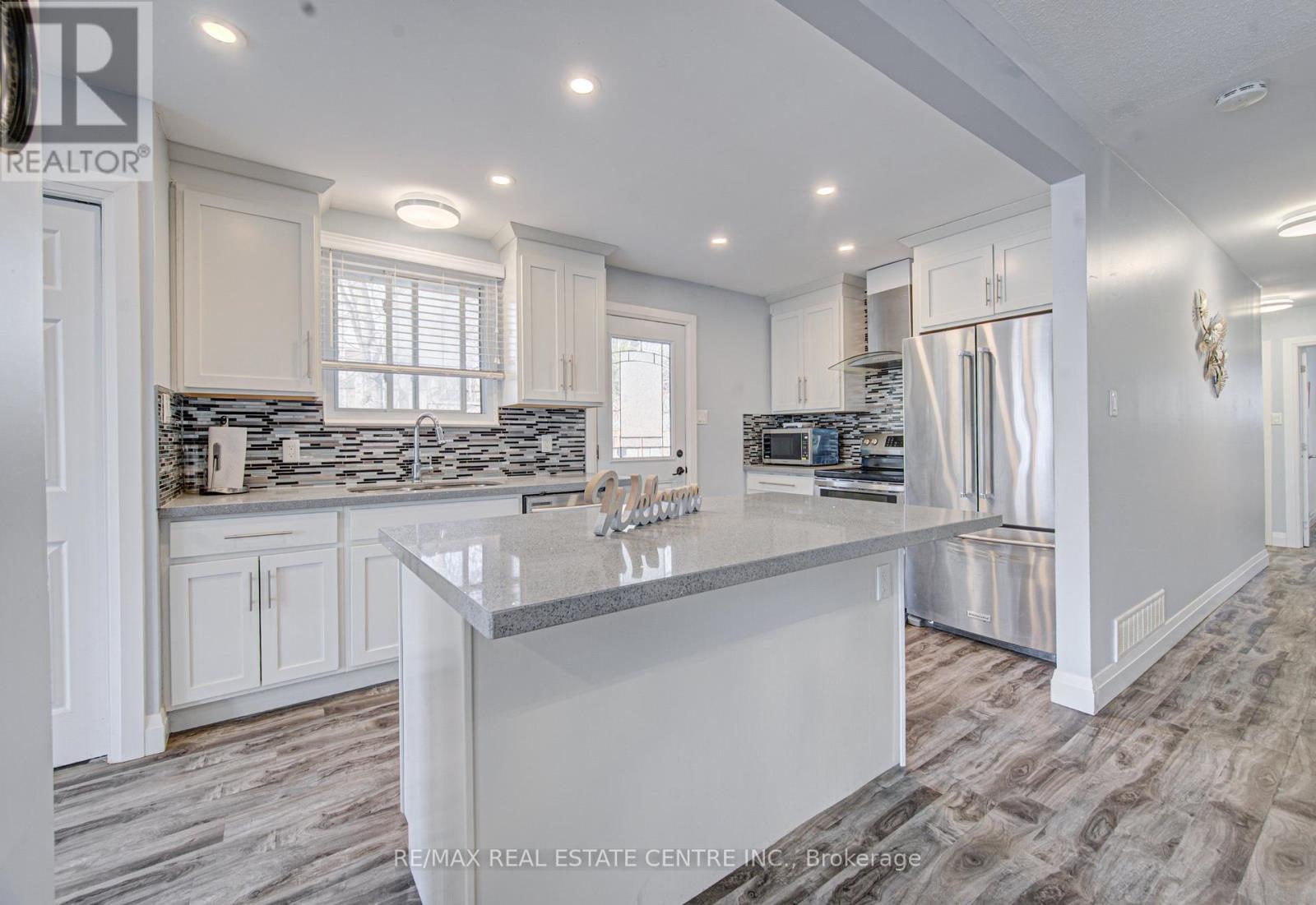 141 Mooregate Crescent, Kitchener, Ontario  N2M 2E9 - Photo 11 - X12999284