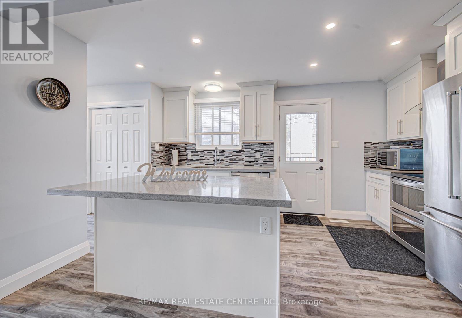 141 Mooregate Crescent, Kitchener, Ontario  N2M 2E9 - Photo 12 - X12999284