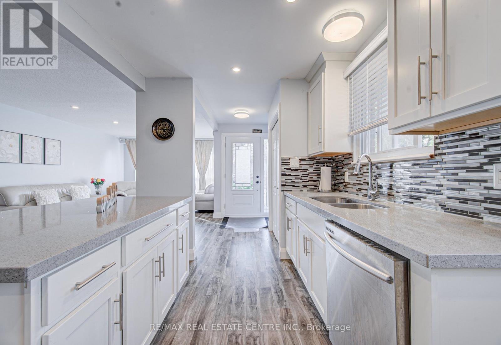 141 Mooregate Crescent, Kitchener, Ontario  N2M 2E9 - Photo 13 - X12999284