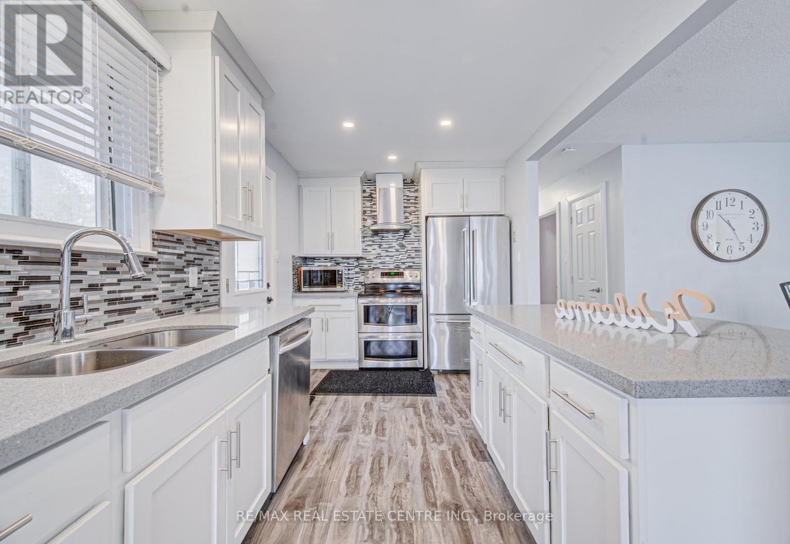 141 Mooregate Crescent, Kitchener, Ontario  N2M 2E9 - Photo 14 - X12999284