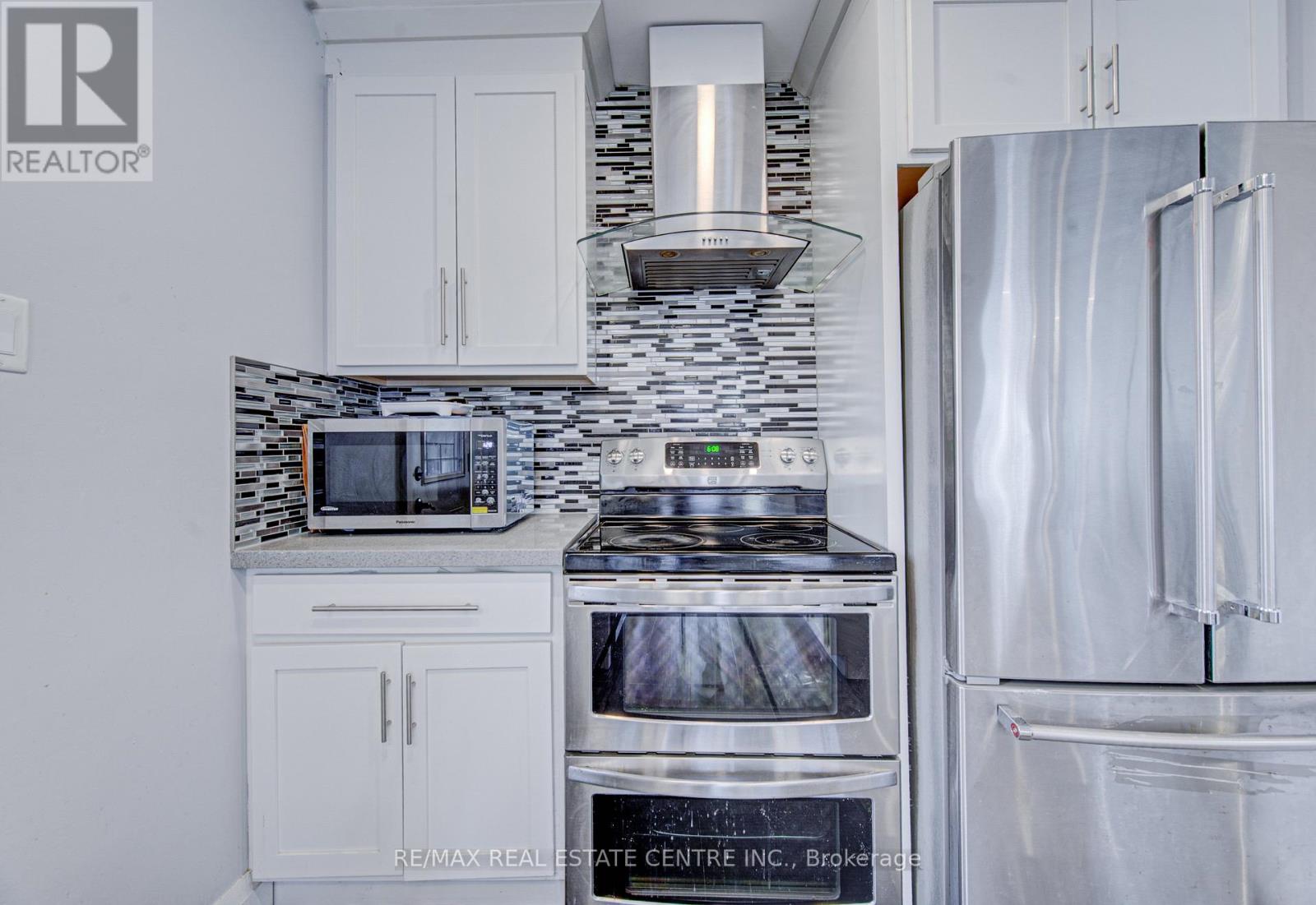 141 Mooregate Crescent, Kitchener, Ontario  N2M 2E9 - Photo 15 - X12999284