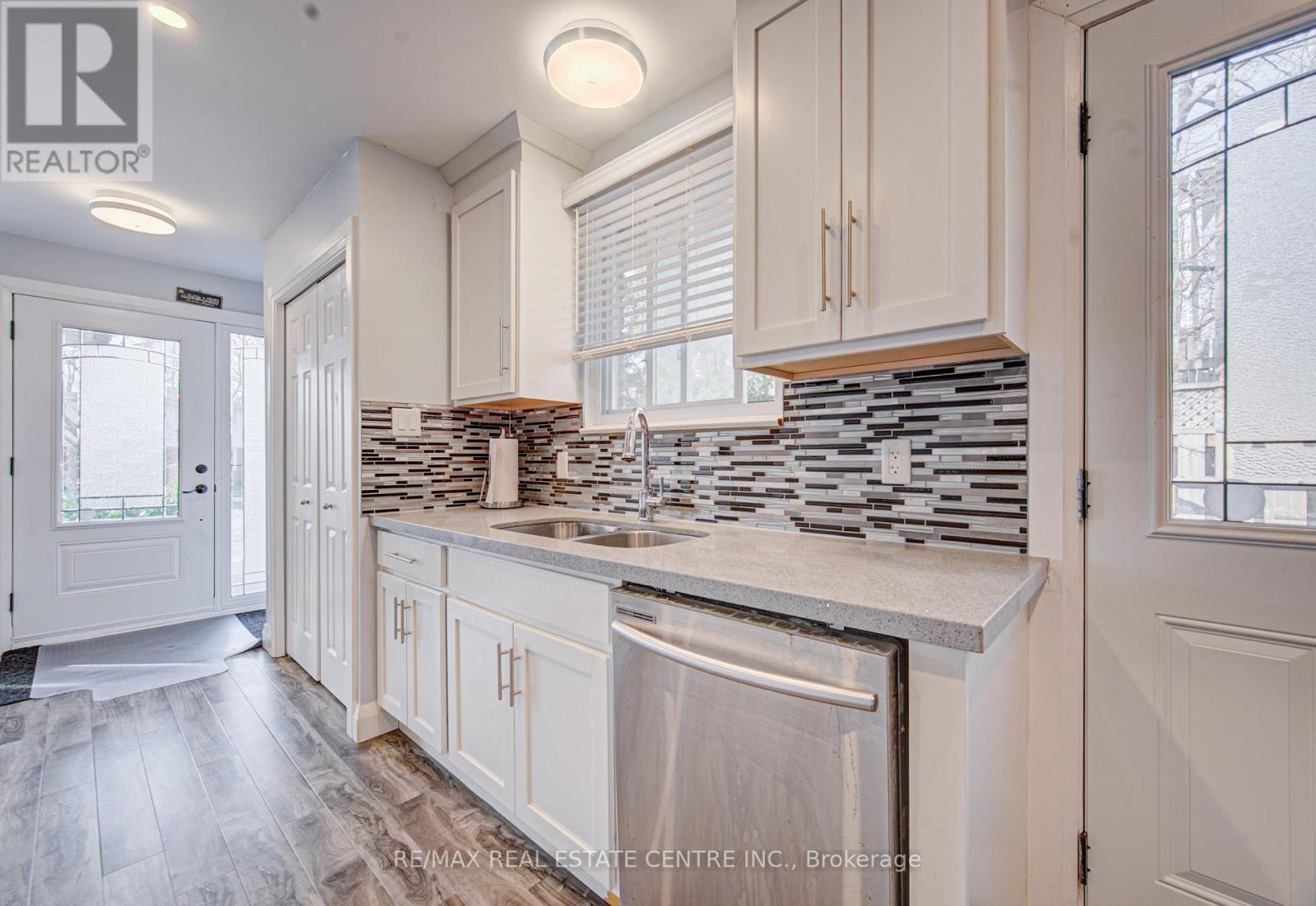 141 Mooregate Crescent, Kitchener, Ontario  N2M 2E9 - Photo 17 - X12999284