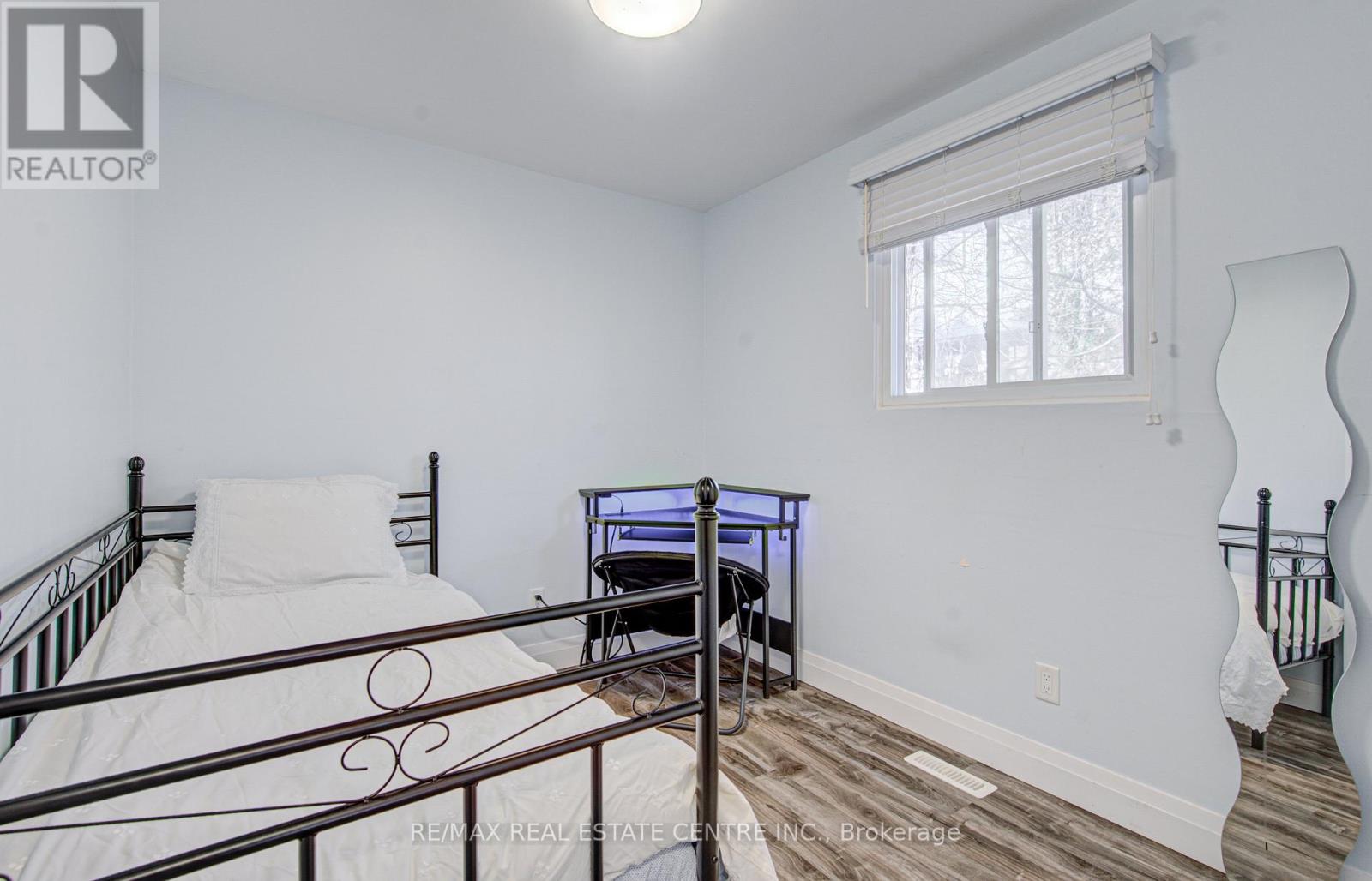 141 Mooregate Crescent, Kitchener, Ontario  N2M 2E9 - Photo 24 - X12999284