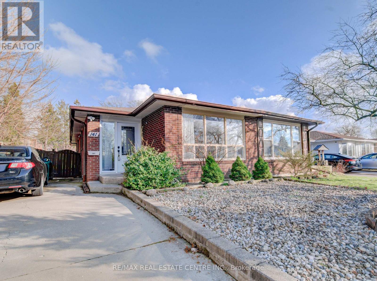 141 Mooregate Crescent, Kitchener, Ontario  N2M 2E9 - Photo 3 - X12999284