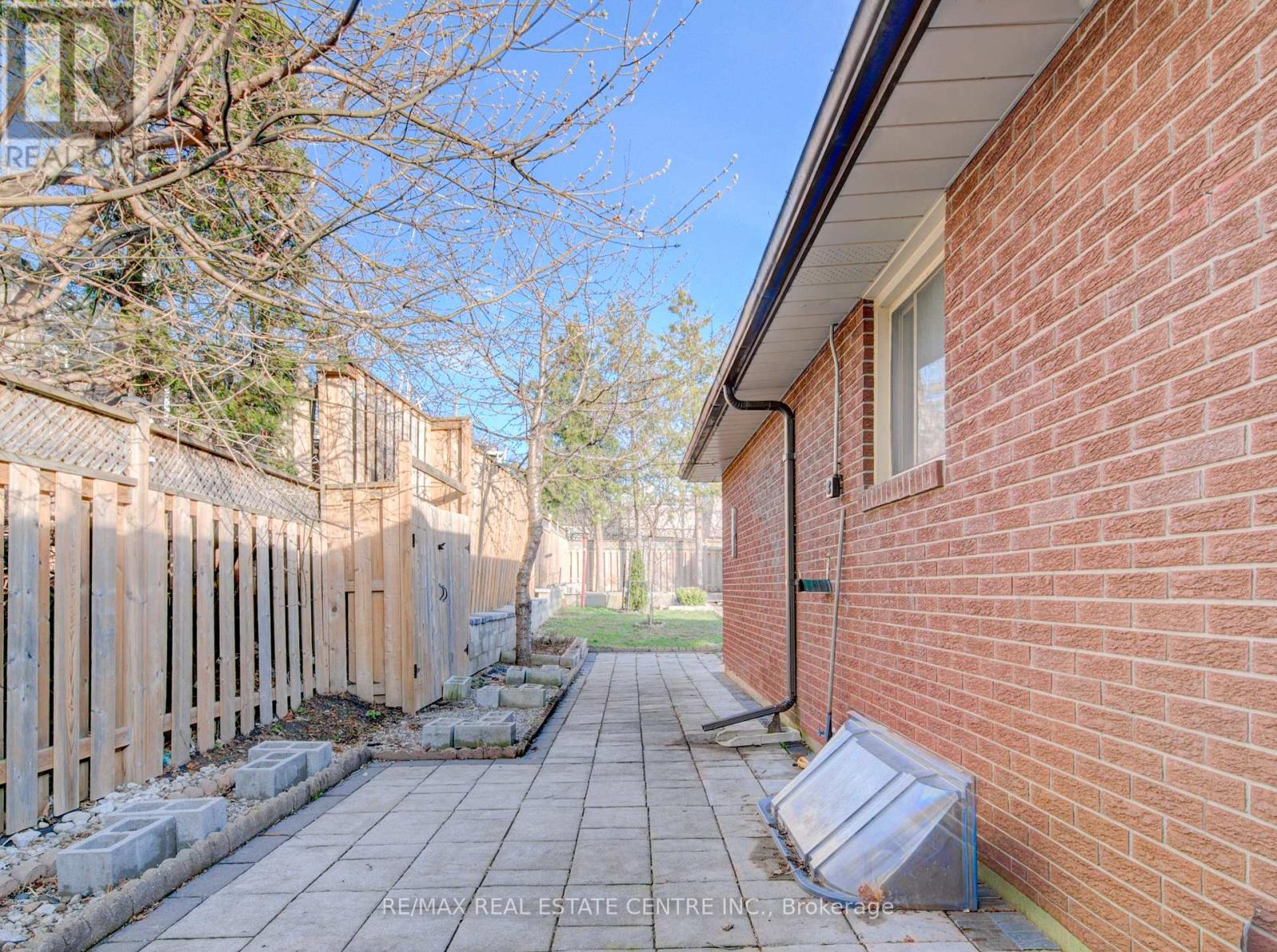 141 Mooregate Crescent, Kitchener, Ontario  N2M 2E9 - Photo 34 - X12999284