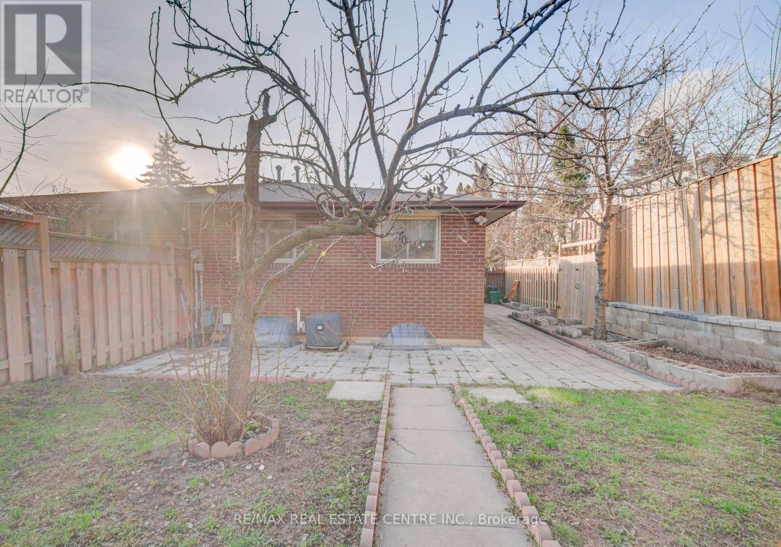 141 Mooregate Crescent, Kitchener, Ontario  N2M 2E9 - Photo 39 - X12999284