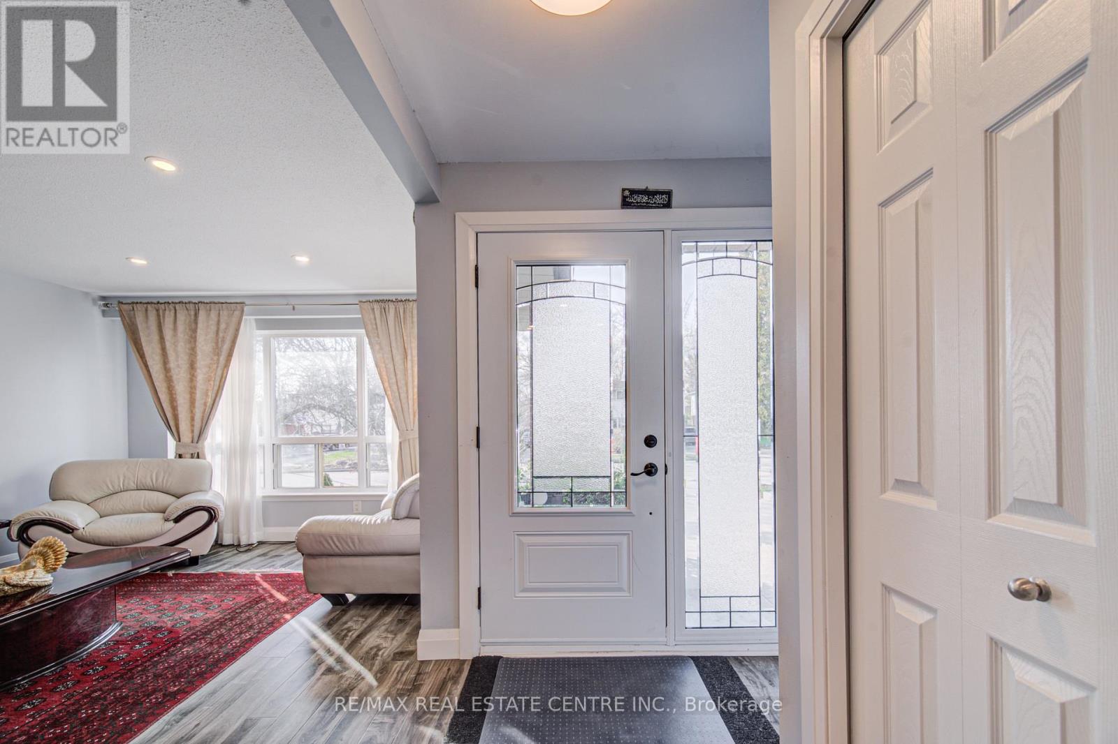 141 Mooregate Crescent, Kitchener, Ontario  N2M 2E9 - Photo 6 - X12999284