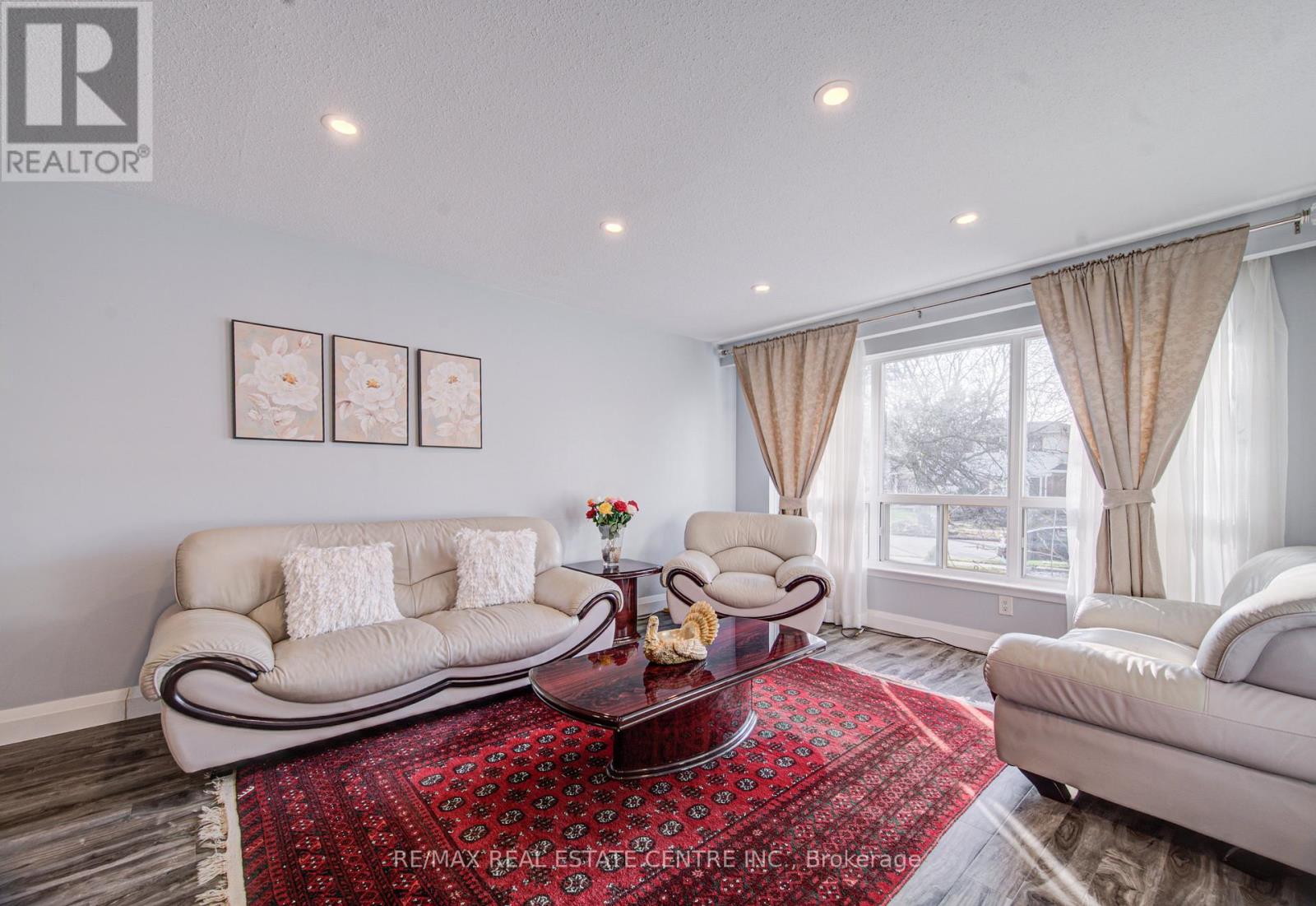 141 Mooregate Crescent, Kitchener, Ontario  N2M 2E9 - Photo 7 - X12999284