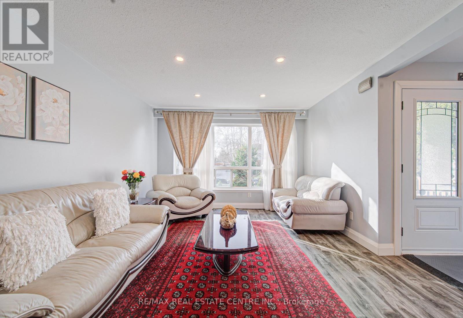 141 Mooregate Crescent, Kitchener, Ontario  N2M 2E9 - Photo 8 - X12999284