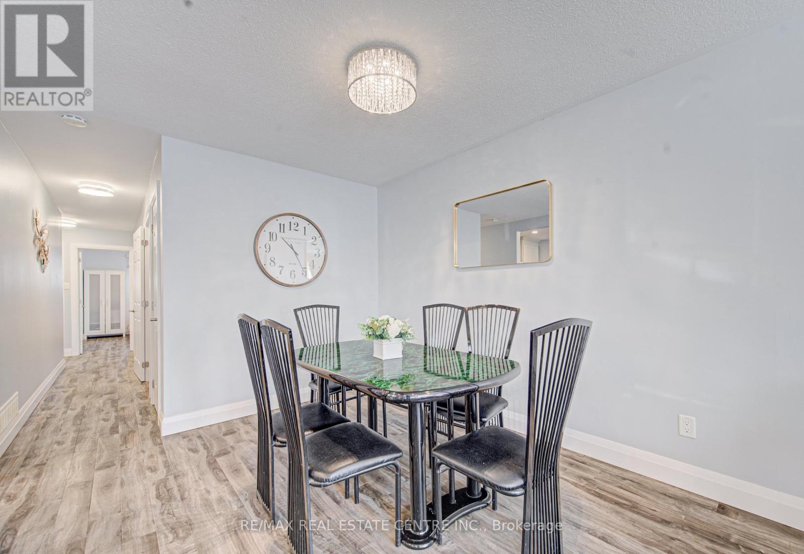 141 Mooregate Crescent, Kitchener, Ontario  N2M 2E9 - Photo 9 - X12999284