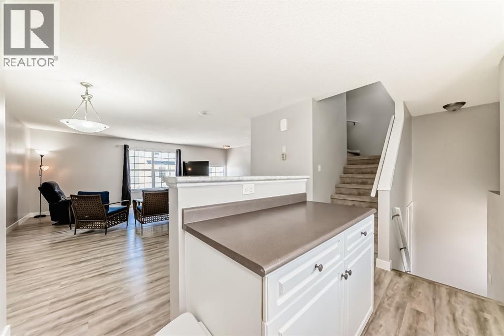 252 Prestwick Acres Lane SE, Calgary, Alberta  T2Z 3Y2 - Photo 5 - A2299157