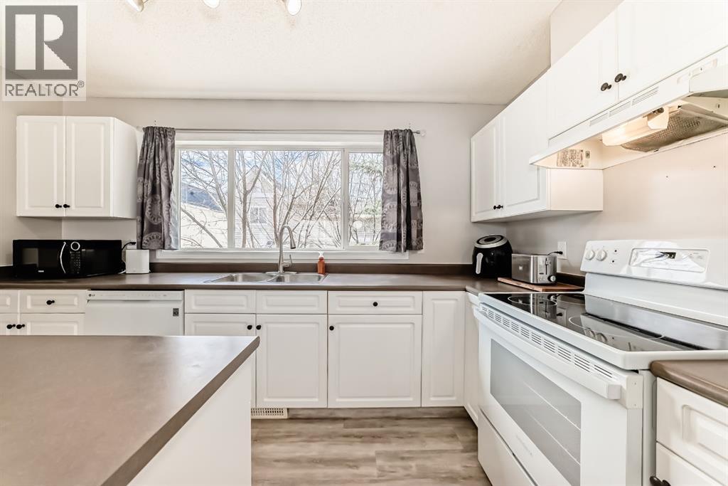 252 Prestwick Acres Lane SE, Calgary, Alberta  T2Z 3Y2 - Photo 6 - A2299157