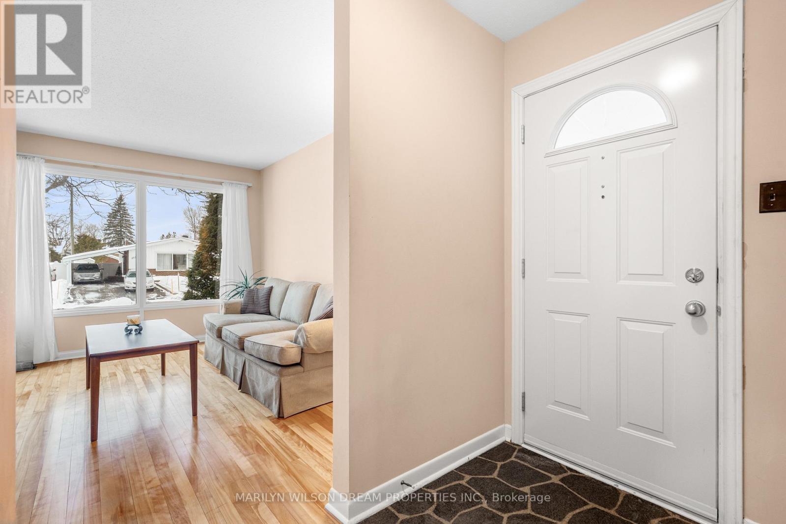 2422 Magnus Avenue, Ottawa, Ontario K1G 1J8 - Photo 5 - X12999306