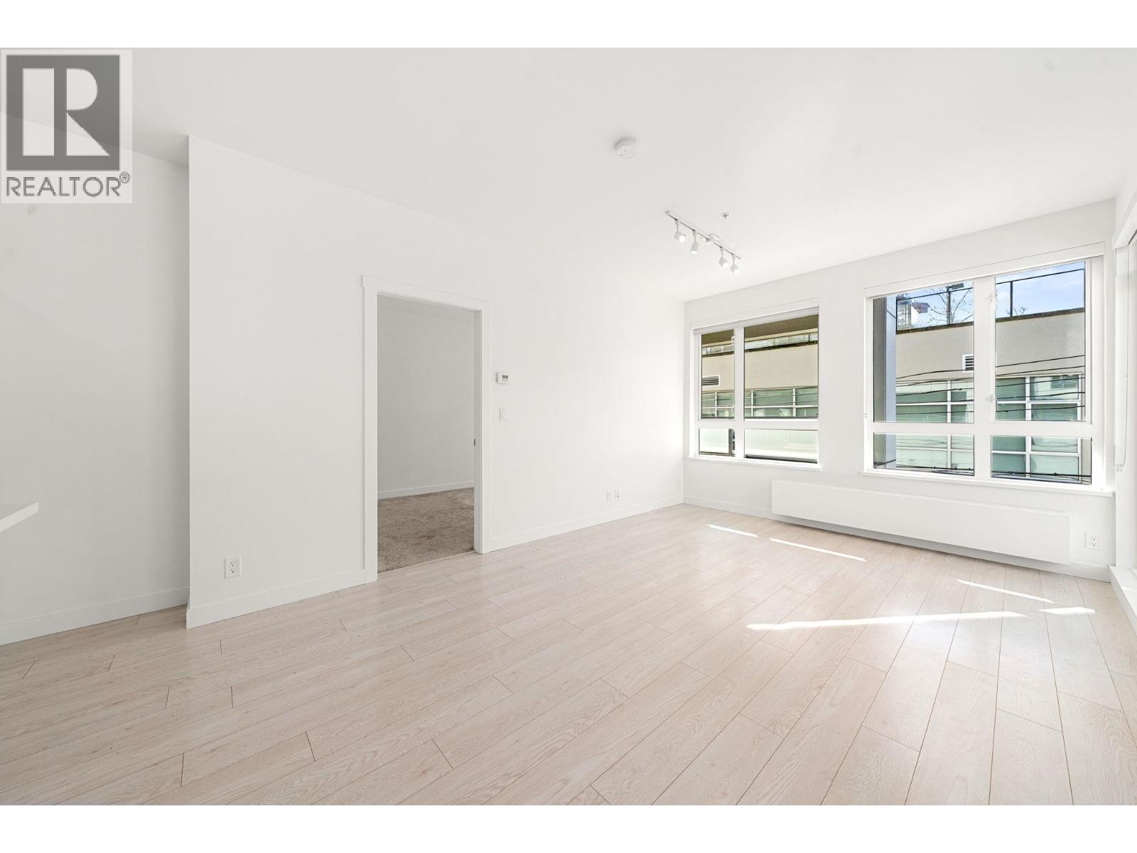 208 711 W 14th Street, North Vancouver, British Columbia  V7M 3E8 - Photo 4 - R3102253