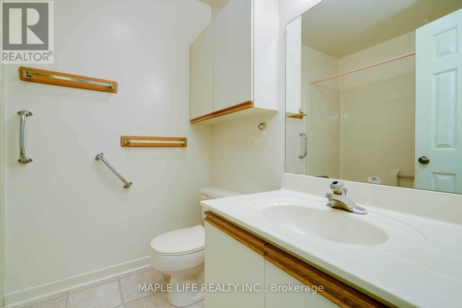 16 Lyndale Drive, Toronto, Ontario  M2N 2Y1 - Photo 8 - C12999300