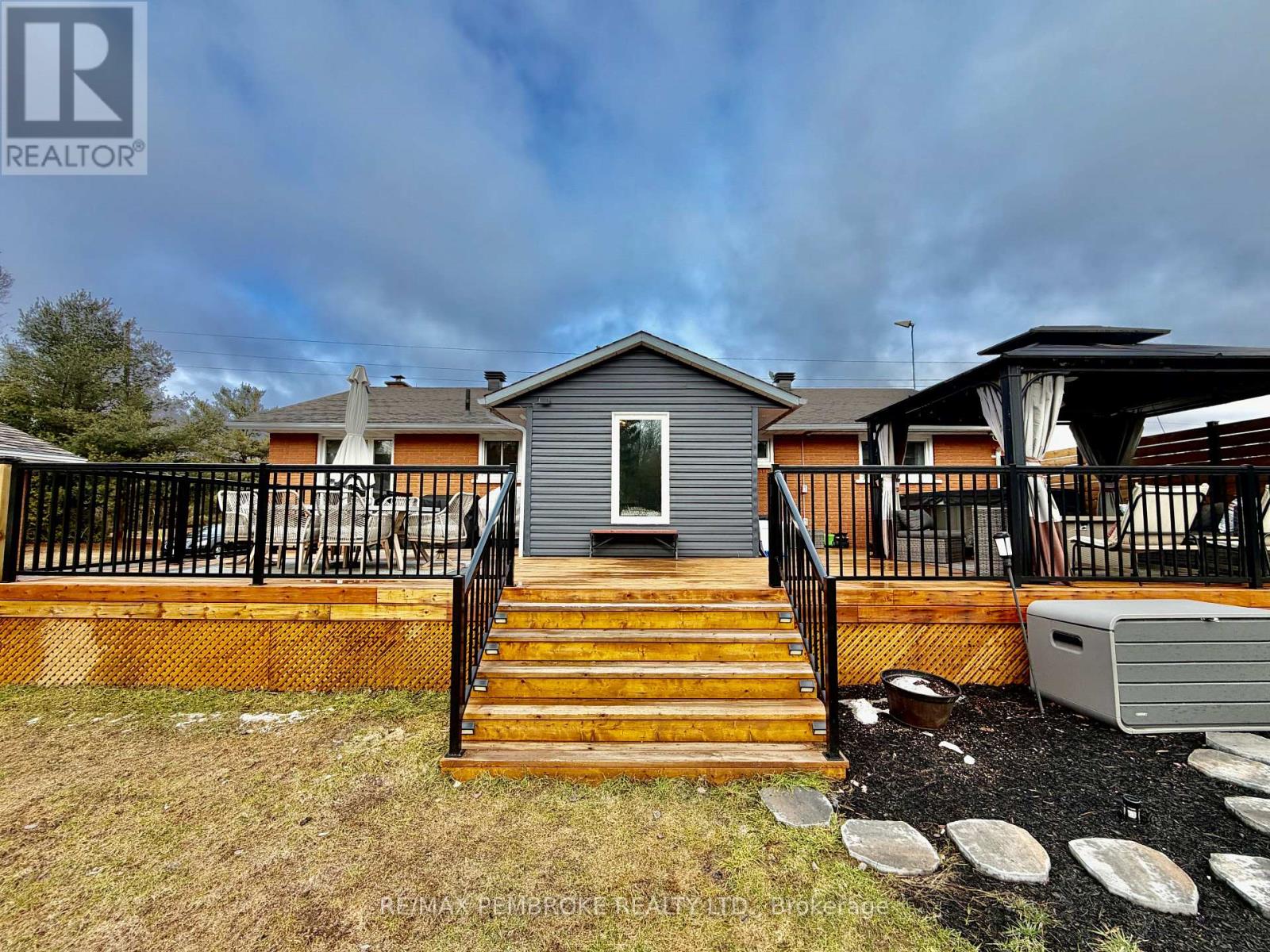 2313 B Line Road, Laurentian Valley, Ontario  K8A 6W8 - Photo 2 - X12994036