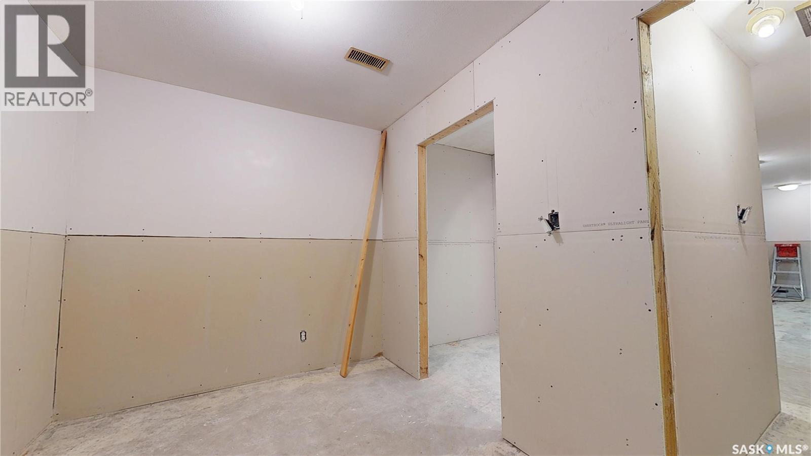 108 Griffin Street, Maple Creek, Saskatchewan  S0N 1N0 - Photo 31 - SK032821