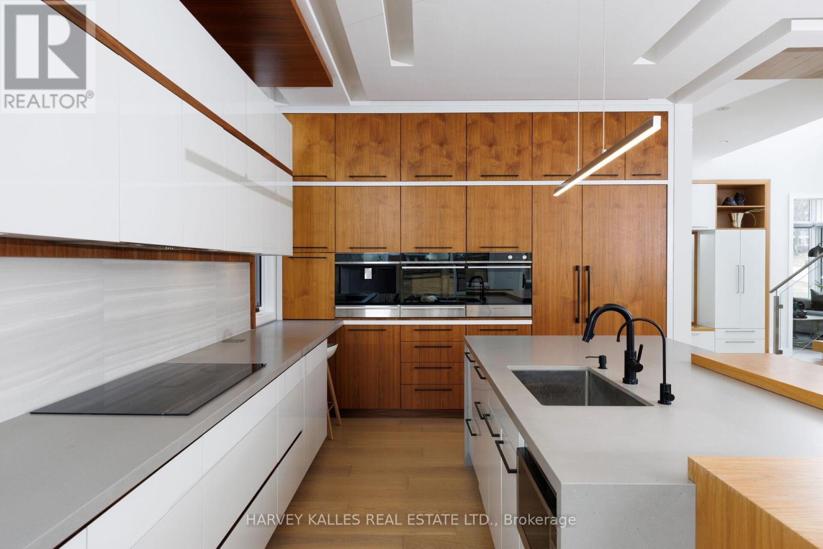 43 Ballacaine Drive, Toronto, Ontario  M8Y 4B1 - Photo 11 - W12999328