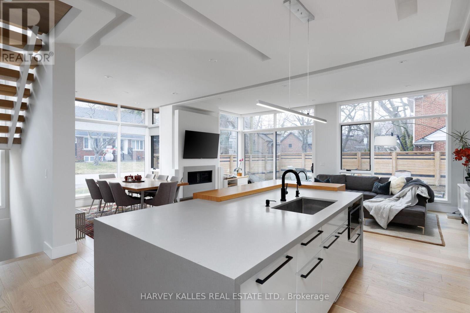 43 Ballacaine Drive, Toronto, Ontario  M8Y 4B1 - Photo 14 - W12999328