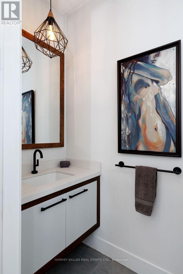 43 Ballacaine Drive, Toronto, Ontario  M8Y 4B1 - Photo 24 - W12999328