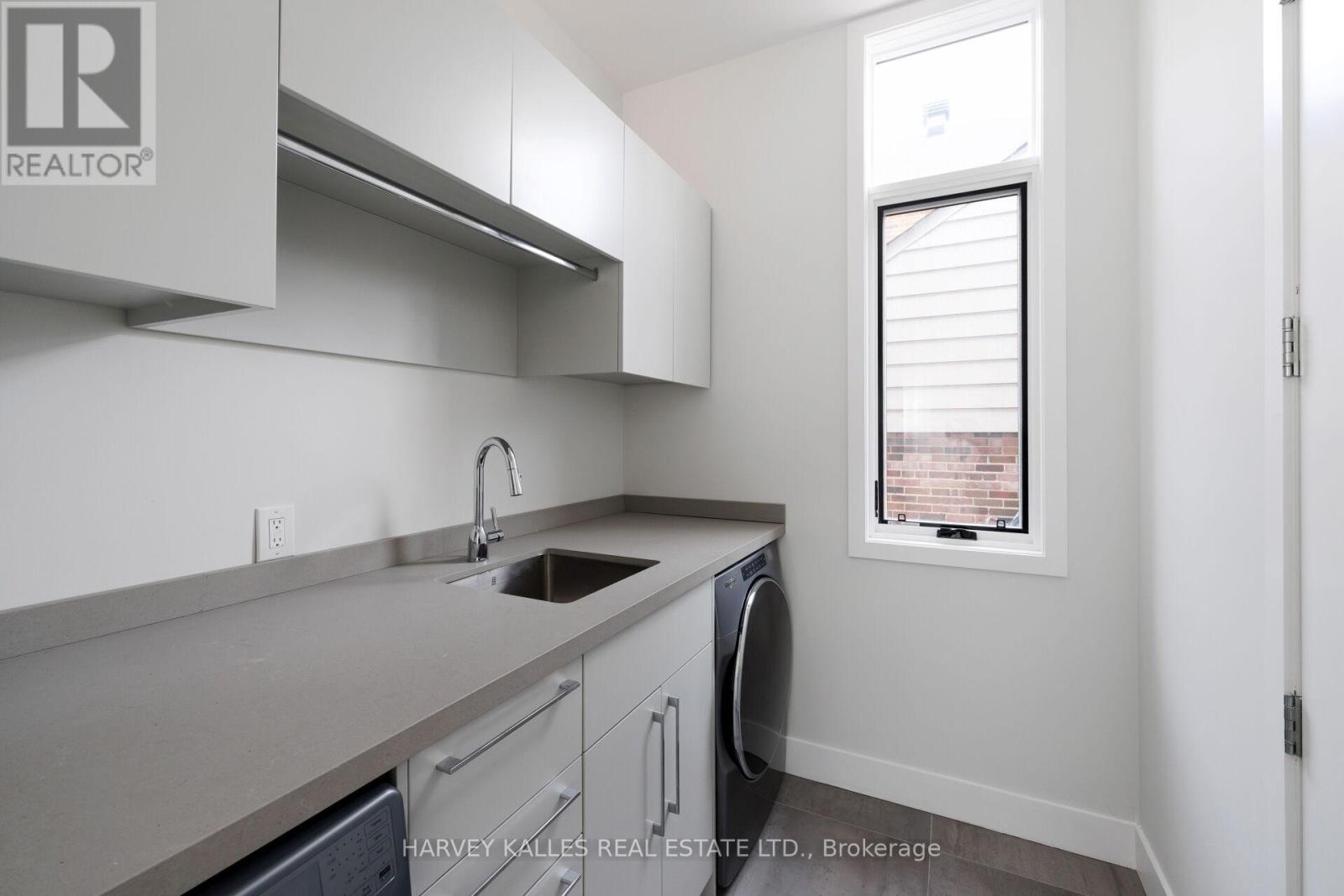 43 Ballacaine Drive, Toronto, Ontario  M8Y 4B1 - Photo 25 - W12999328