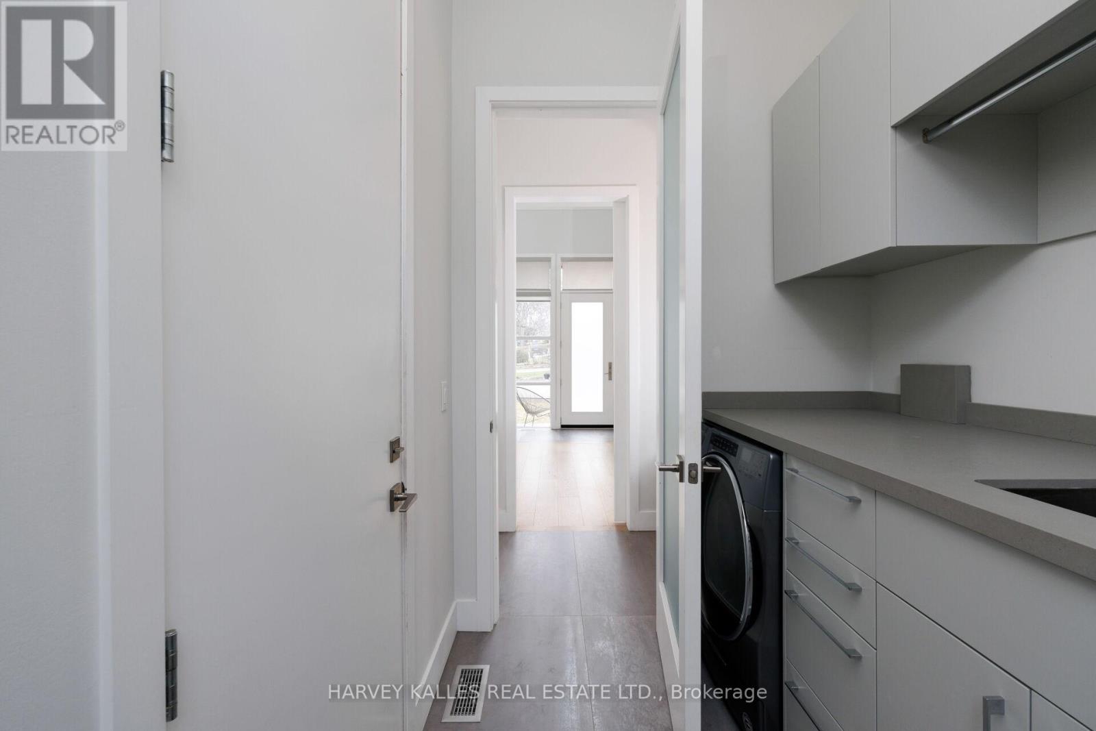 43 Ballacaine Drive, Toronto, Ontario  M8Y 4B1 - Photo 26 - W12999328