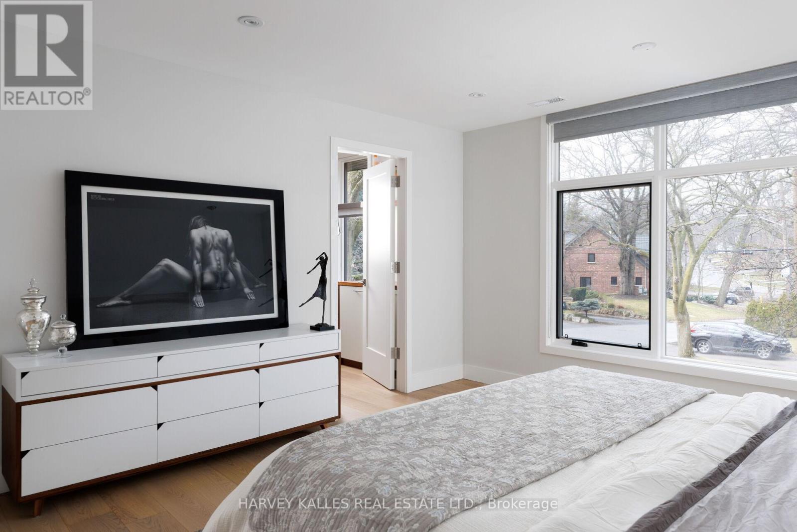 43 Ballacaine Drive, Toronto, Ontario  M8Y 4B1 - Photo 31 - W12999328