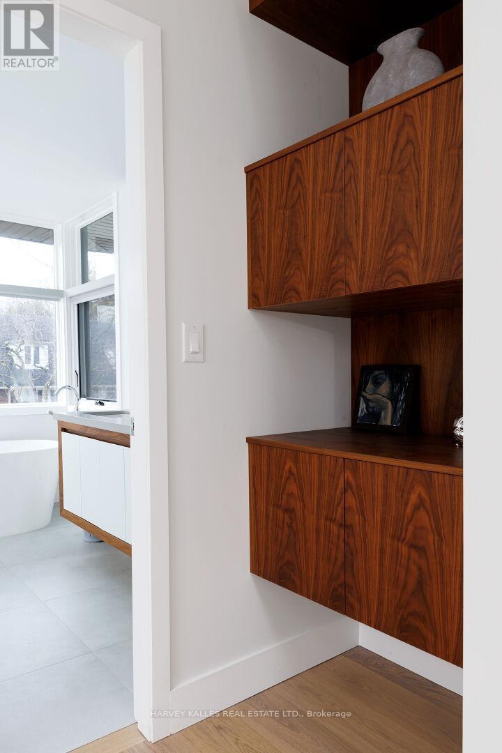 43 Ballacaine Drive, Toronto, Ontario  M8Y 4B1 - Photo 33 - W12999328