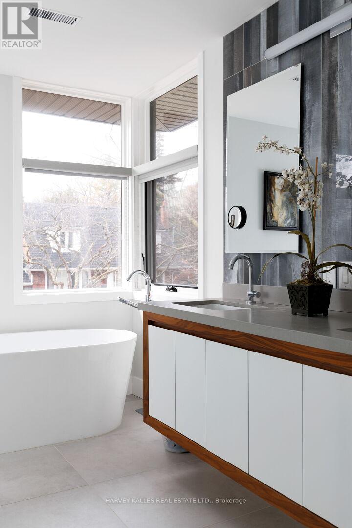 43 Ballacaine Drive, Toronto, Ontario  M8Y 4B1 - Photo 35 - W12999328