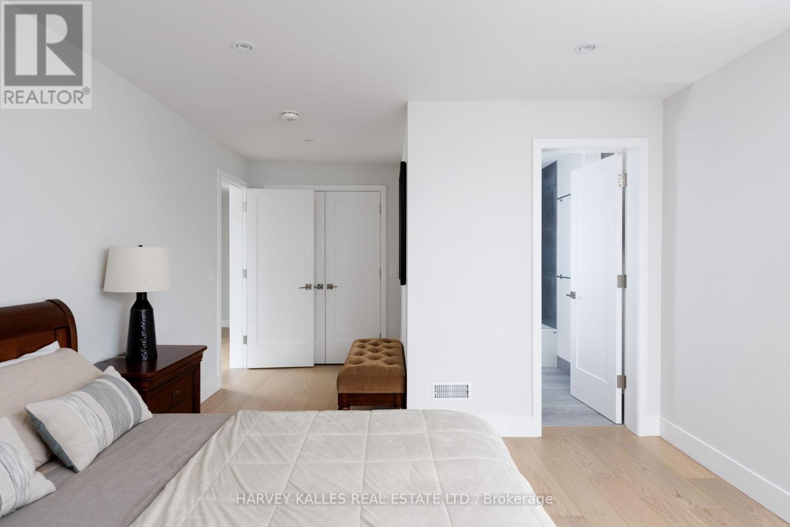 43 Ballacaine Drive, Toronto, Ontario  M8Y 4B1 - Photo 39 - W12999328