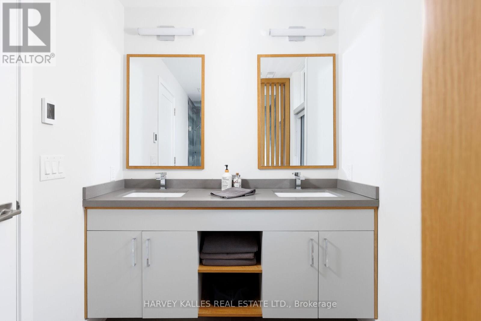 43 Ballacaine Drive, Toronto, Ontario  M8Y 4B1 - Photo 41 - W12999328