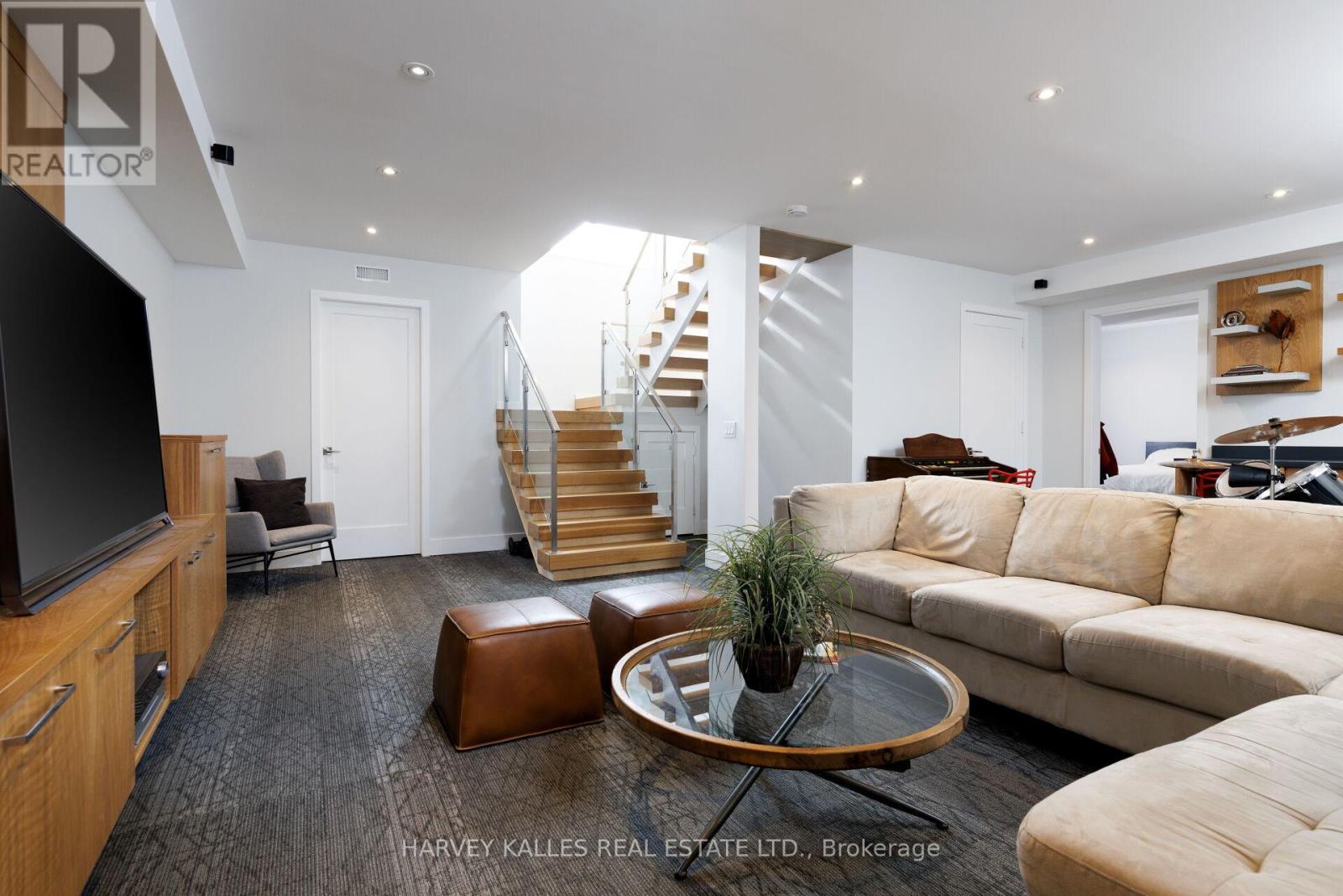 43 Ballacaine Drive, Toronto, Ontario  M8Y 4B1 - Photo 44 - W12999328